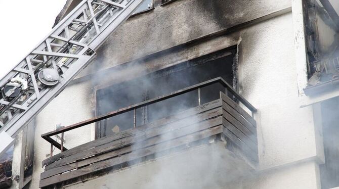 Zwangsräumung eskaliert: Mann stürzt aus brennendem Haus