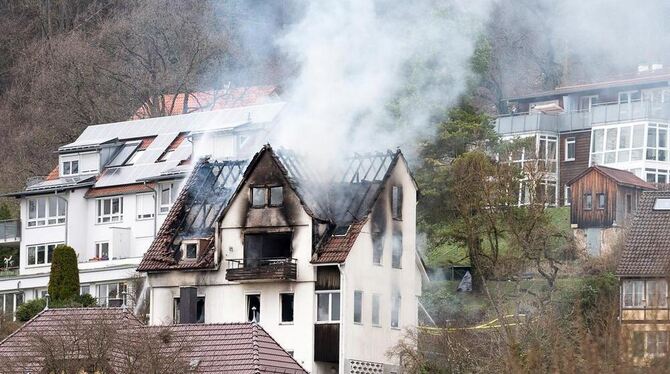 Das Haus in der Biesinger Straße in Tübingen ist ausgebrannt. Bei einer eskalierten Zwangsräumung ist der Bewohner des Hauses tö