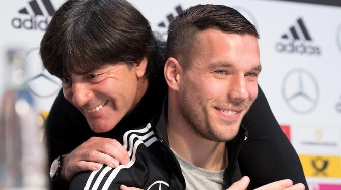 Die Beziehung zwischen Lukas Podolski (rechts) und  Bundestrainer Joachim Löw ist eine besondere.