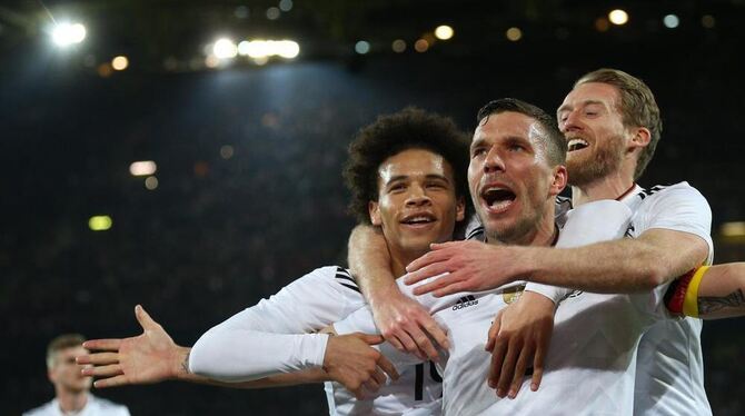Lukas Podolski (Mitte) feiert sein traumhaftes Tor mit seinen Teamkollegen  Leroy Sané (links) und  André Schürrle.