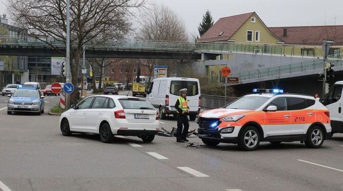 Ein Mensch wurde beim Unfall mit einem Notarztfahrzeug leicht verletzt. Foto: www.7aktuell.de/Lukas Felder