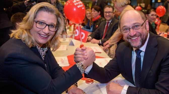 Anke Rehlinger, SPD-Spitzenkandidatin für die Landtagswahl, und SPD-Kanzlerkandidat Martin Schulz in der Glückauf Halle in Sp
