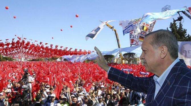 Der türkische Präsident Recep Tayyip Erdogan auf einer Wahlveranstaltung in Antalya. Das Verfassungsreferendum findet in der