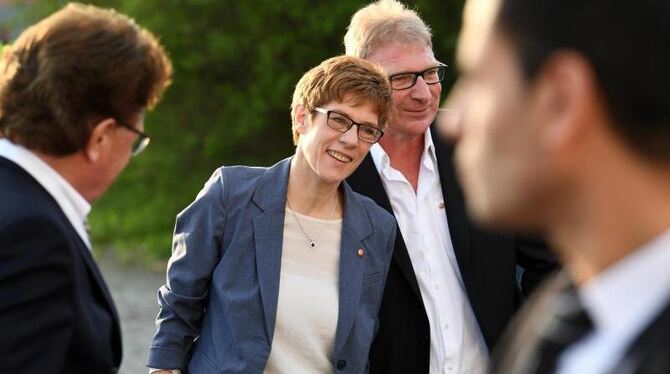 Ministerpräsidentin Annegret Kramp-Karrenbauer (CDU) und ihr Mann Helmut kommen nach der Landtagswahl zur Saarlandhalle. Foto