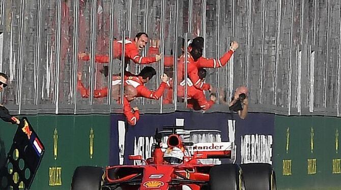 Sebastian Vettel jubelt über seinen Sieg in Australien. Foto: Andy Brownbill