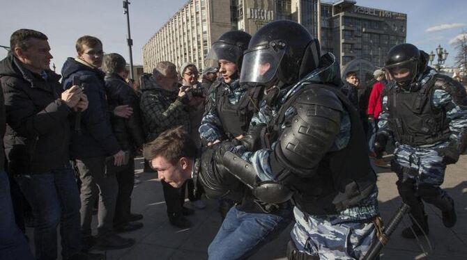 Polizisten verhaften einen Teilnehmer einer Anti-Korruptions-Demo in Moskau. Der Kremlkritiker und Oppositionspolitiker Nawal