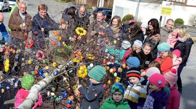 Buntes Gewusel in Erpfingen, wo Kinder den Osterbaum schmücken: Sie haben dafür eine ganze Menge  Ostereier bemalt.