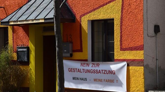 Nicht nur in Hayingen gibt es zu der vom Eigentümer des bunten Hauses kundgetanen Meinung »Mein Haus – meine Farbe«  unterschied