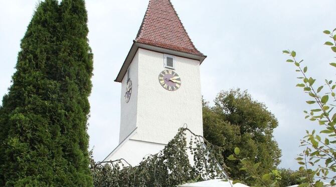 Bröckelndes Denkmal: die Ringmauer, die Kirche und Friedhof umschließt.