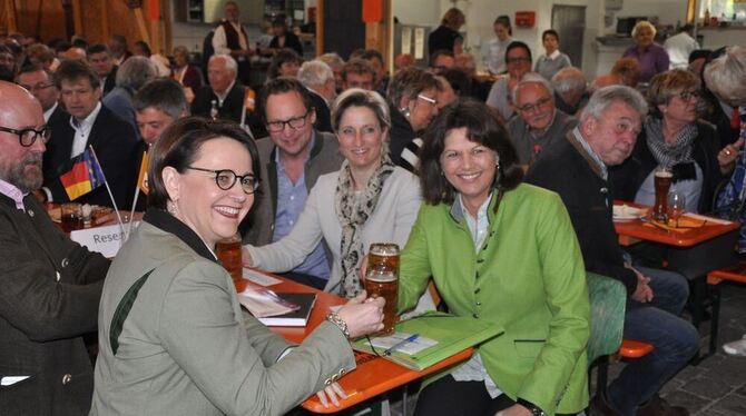 Freundinnen: Annette Widmann-Mauz und Ilse Aigner beim Starkbierfest in Nehren. Foto: Privat
