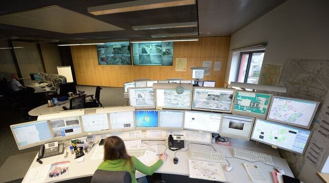 Die Mitarbeiter der Integrierten Verkehrsleitzentrale (IVLZ) sitzen in Stuttgart vor zahlreichen Monitoren. Foto: Sebastian Kahn