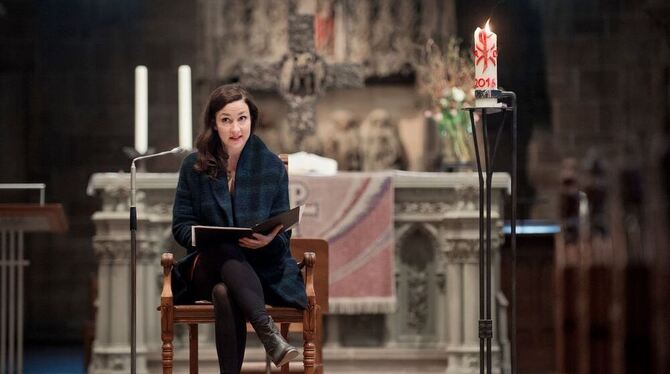 »Tonne«-Schauspielerin Chrysi Taoussanis liest in der Marienkirche aus der Bibel. Foto: Trinkhaus