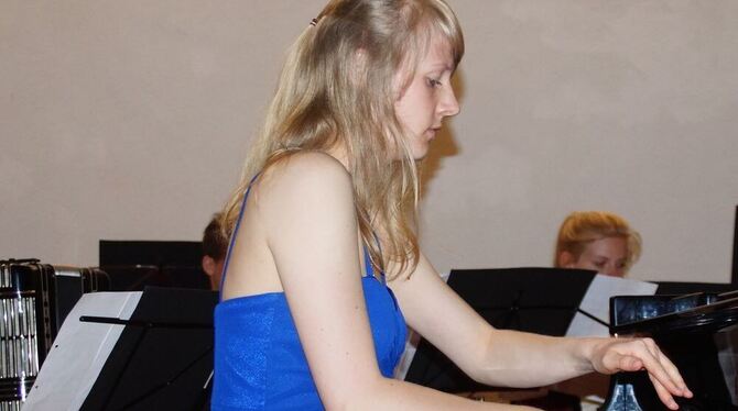 In Blau bei Gershwins »Rhapsody in Blue«, die junge Pianistin Anne Braun. FOTO: WU