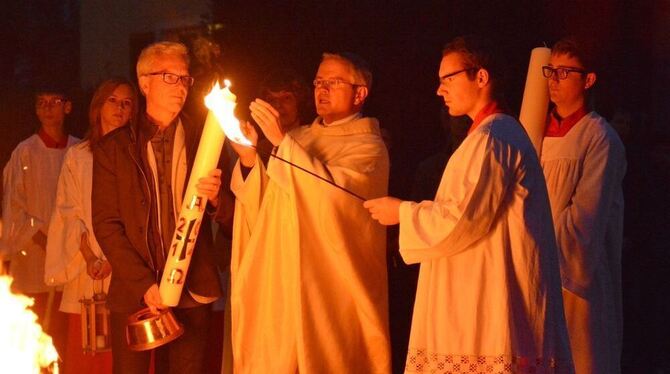 Mit einem Osterfeuer an Karsamstag starten evangelische Kreuzkirchen- und katholische  Heilig-Geist-Gemeinde auch diesmal wieder