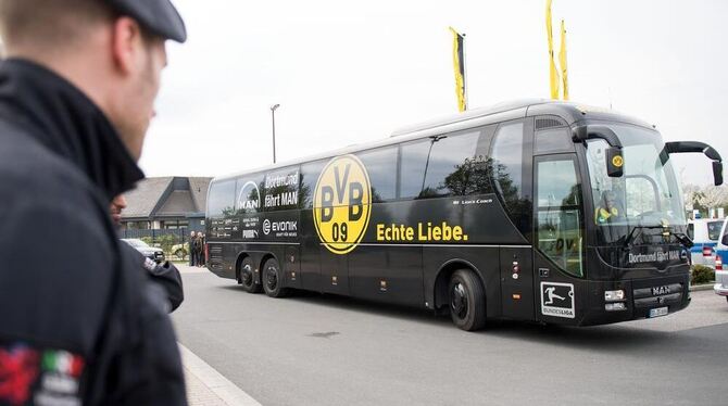 Ein BVB-Mannschaftsbus fährt auf das Trainingsgelände von Borussia Dortmund in Dortmund