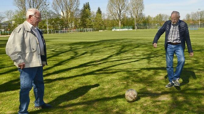 Auch im hohen Alter immer am Ball:  Die TSV-Urgesteine Erich Bräuning (links) und Manfred Nestel.