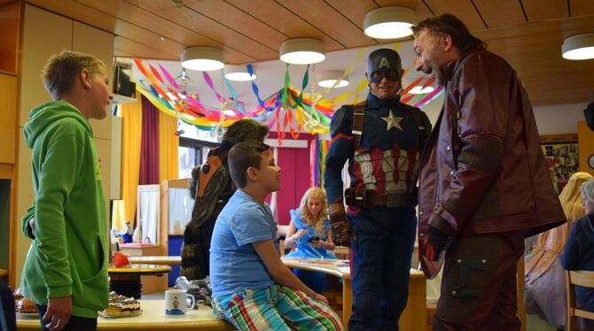 Kinderaugen zum Leuchten gebracht: Comic-Helden hautnah in der Kinderklinik. FOTO: JAENSCH