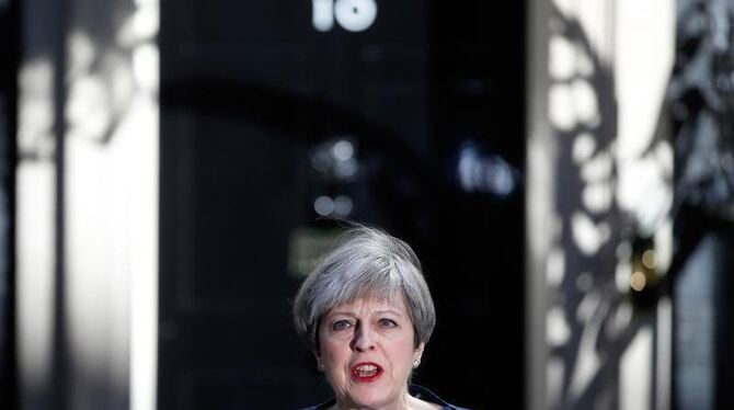 Die britische Ministerpräsidentin Theresa May kündigt vor ihrem Amtssitz in der Downing Street No. 10 Neuwahlen an. Foto: Ala