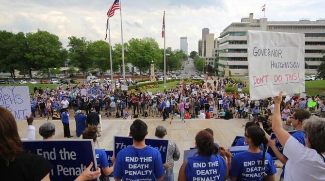Noch vor wenigen Tagen protestierten Personen gegen eine geplante Serie von Hinrichtungen im US-Bundesstaat Arkansas vor dem