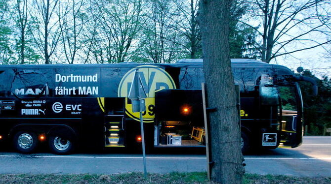 Nach dem Sprengstoffanschlag auf den Mannschaftsbus des Fußball-Bundesligisten Borussia Dortmund hat die Polizei im Raum Tübinge