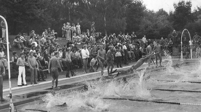 Da waren’s noch junge Hüpfer: Die DLRG-Jugend   beim  Schwimmfest 1976 im Freibad.  Am Freitag feiert der Verein seine Gründung