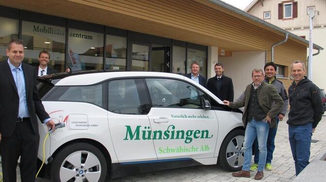 Frisch »aufgetankt« kann’s jetzt losgehen: Münsingens erstes E-Fahrzeug zum Verleihen.