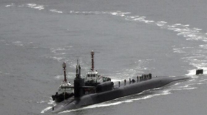 Das US-Atom-U-Boot USS Michigan verlässt am Dienstag den Hafen von Busan, um an Militärübungen mit dem Flugzeugträger USS Car