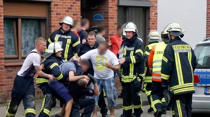 Nach einem tödlichen Unfall wird im Juli 2015 in Bremervörde die Arbeit der Rettungskräfte behindert. Foto: Theo Bick