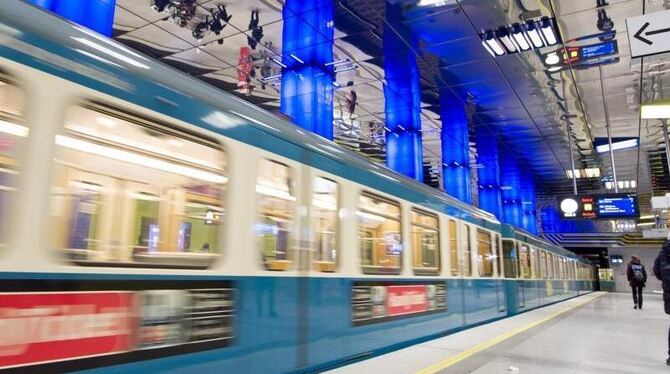 Eine U-Bahn fährt in München durch die Station Münchner Freiheit. Foto: Alexander Heinl/Illustration