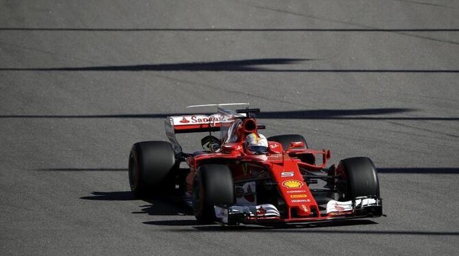 Ferrari-Pilot Sebastian Vettel startet in Sotschi von der Pole Position in den GP von Russland. Foto: Pavel Golovkin