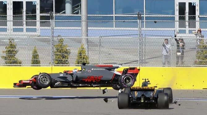 Romain Grosjean (l) wurde in der ersten Runde von Renault-Pilot Jolyon Palmer abgeräumt. Foto: Sergei Grits