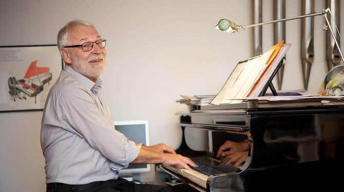 Der Mann am Klavier: Kabarettist Konrad Kramer, pensionierter Verwaltungsrichter, scherzt über alles, was Recht ist. FOTO: WALTE