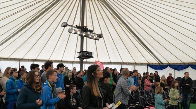 Volles Zelt  in Lonsingen, nicht nur beim Jugendtag. FOTO: PR