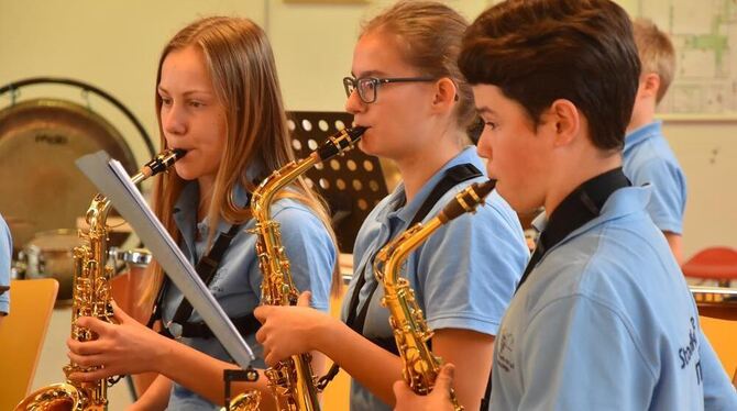 Junge Saxofonisten des Jugendorchesters der Stadtkapelle Metzingen bei ihrem Vortrag. Das Orchester des Blasmusiknachwuchses  er