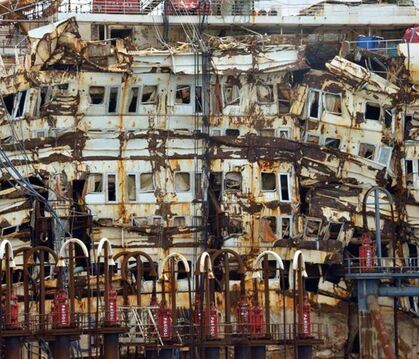 Nach mehr als drei Jahren vor der Insel Giglio: die traurigen Überreste der «Costa Concordia» im Hafen von Genua. Foto: Paolo