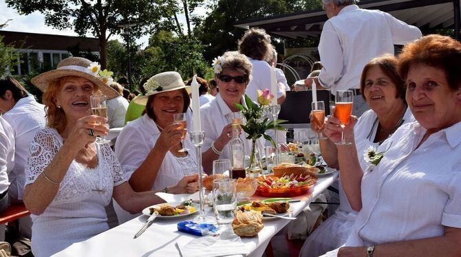 Anstoßen auf einen hoffentlich schönen und erlebnisreichen Sommer in Münsingen: Das geht beim White Dinner am 13. Juli, aber nat