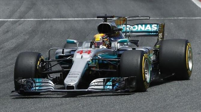 Der Brite Lewis Hamilton vom Team Mercedes AMG Petronas Motorsport (vorne) fährt auf der Rennstrecke. Foto: Manu Fernandez