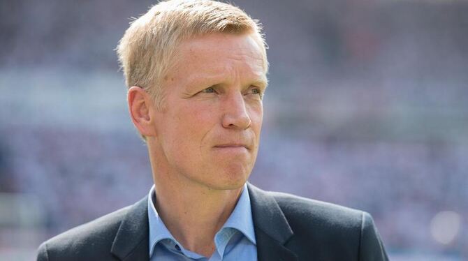 VfB-Sportvorstand  Jan Schindelmeiser zählte nach dem 1:1 in Hannover mit verkniffener Miene die Defizite auf.