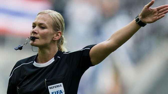 Schiedsrichterin Bibiana Steinhaus wird in der nächsten Saison in der Bundesliga pfeifen. Foto: Maja Hitij