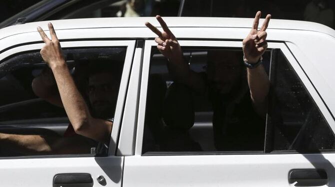 Anhänger des iranischen Präsidenten Ruhani zeigen Siegeszeichen aus ihrem Auto in Teheran. Foto: Vahid Salemi