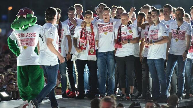 Die Mannschaft des VfB Stuttgart feiert auf der Bühne auf dem Cannstatter Wasen in Stuttgart die Meisterschaft in der 2. Bundesl