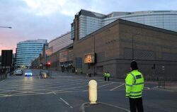 Polizisten riegeln bei Sonnenaufgang die Innenstadt von Manchester ab. Foto: Peter Byrne/PA Wire