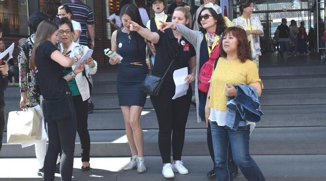 Eine  Reisegruppe mit rund 2 800 Teilnehmern aus  China, Hongkong, Taiwan und Südkorea war gestern zum Shoppen in der  Outletcit