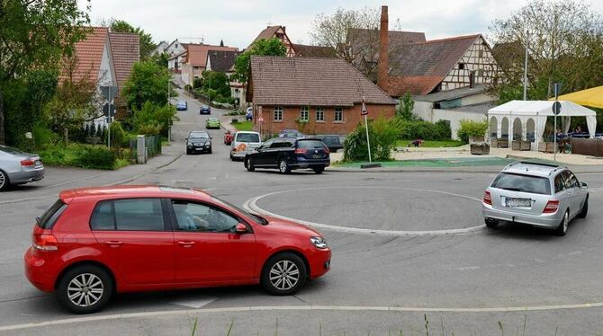 Der Radius des Kreisverkehrs in der Walddorfer Dorfmitte wird von 16,5 auf 22 Meter erweitert. Für den notwendigen Platz ist der