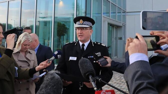Der Polizeichef vom Manchester, Ian Hopkins, unterrichtet Medienvertreter über den Anschlag. Foto: Peter Byrne