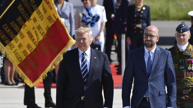 US-Präsident Donald Trump wird am Flughafen von Brüssel vom belgischen Ministerpräsidenten Charles Michel begrüßt. Foto: Geer