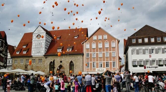 Ein Luftballon für jedes Kind ohne Betreuungsplatz: Gerk-Kundgebung auf dem Marktplatz. FOTO: BÖHM