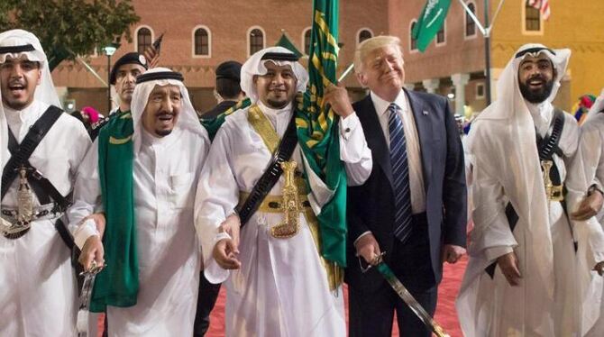 US-Präsident Donald Trump mit einem traditionellen Schwert bei einer Willkommenszeremonie im Murabba-Palast in Riad. Foto: Sa