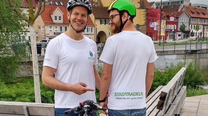 Ralf Bültge-Bohla (links) und Daniel Hammer propagieren das Stadtradeln. FOTO: STADT