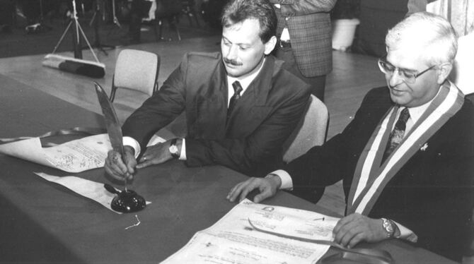 Lichtensteins früherer Bürgermeister Helmut Knorr und sein Vorepper Amtskollege Michel Hannoun unterzeichnen im Oktober 1992 die